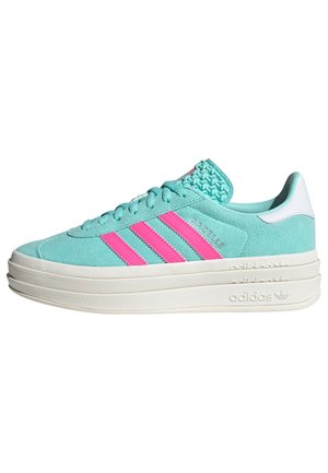 Baskets Adidas Gazelle turquoise avec trois bandes roses, languette de talon blanche, dessus en daim et semelle épaisse en caoutchouc blanc.