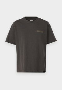 Camiseta de manga corta en gris oscuro hecha de algodón. Presenta un cuello redondo y un pequeño logo "DICKIES" en contraste en el pecho. Textura suave.