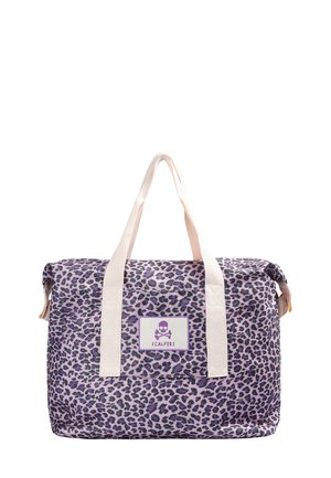 Bolso de tela con estampado de leopardo púrpura, con correas beige y una etiqueta con un diseño de calavera. Forma rectangular con cierre de cremallera.