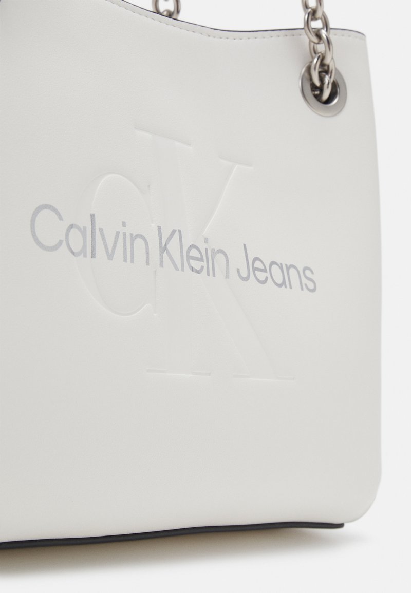 Calvin Klein Jeans SCULPTED SHOULDER BAG MONO - Handtasche - white 