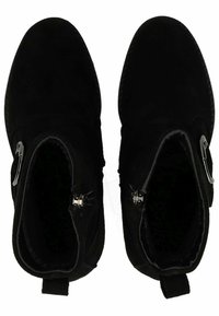 Botas de tobillo de ante negro con puntera redondeada, cremalleras laterales y una tira en la parte trasera. Forro suave y detalles cosidos a lo largo de la suela.