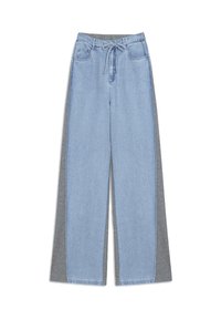 Lichtblauwe wijde jeans met grijze zijpanelen, voorzien van een tailleband met trekkoord en twee voorkruisen. De denim heeft een gladde textuur.