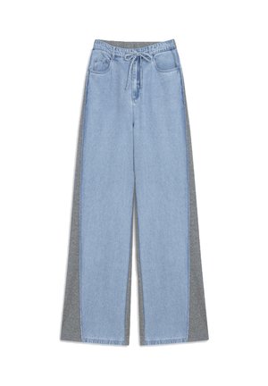 Jeans ampi azzurri con pannelli laterali grigi, dotati di vita con cordino e due tasche frontali. Il denim ha una consistenza liscia.