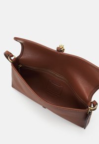 COACH HAMPTONS BAG - Rankinė - saddle