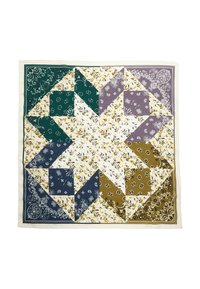 Couverture multicolore avec des motifs floraux et paisley en vert, violet, bleu marine et beige, avec un design de patchwork géométrique.