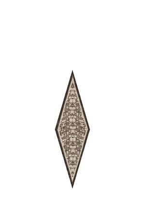 Smalle, diamantvormige tapijt met symmetrische, ingewikkelde bloem- en wijnrankpatronen in zwarte en beige tinten.