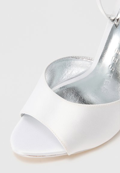 Sandal con tacco alto in satin bianco, con punta aperta e ampia fascia frontale, dotata di una soletta argentata lucida e una superficie liscia.