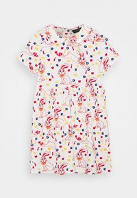 Vestido infantil blanco de manga corta con cuello estilo Peter Pan, que presenta un estampado colorido de conejos rojos y letras azules, rojas y amarillas dispersas.