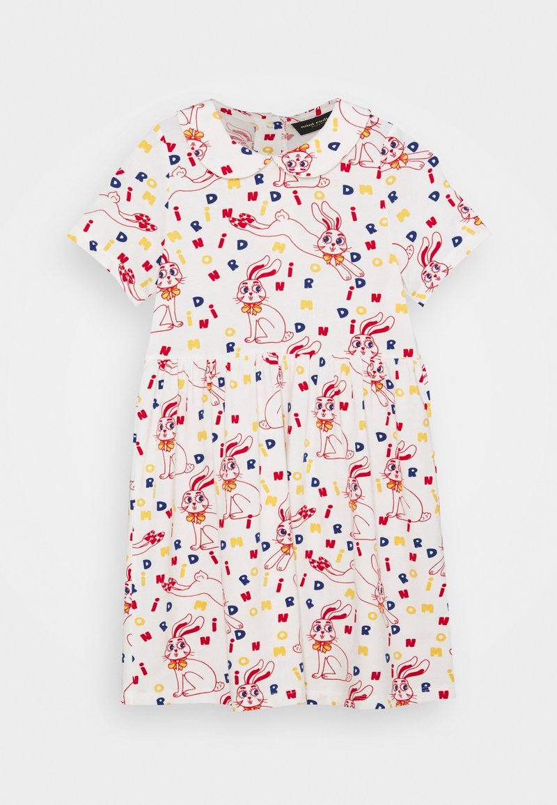 Vestido infantil blanco de manga corta con cuello estilo Peter Pan, que presenta un estampado colorido de conejos rojos y letras azules, rojas y amarillas dispersas.