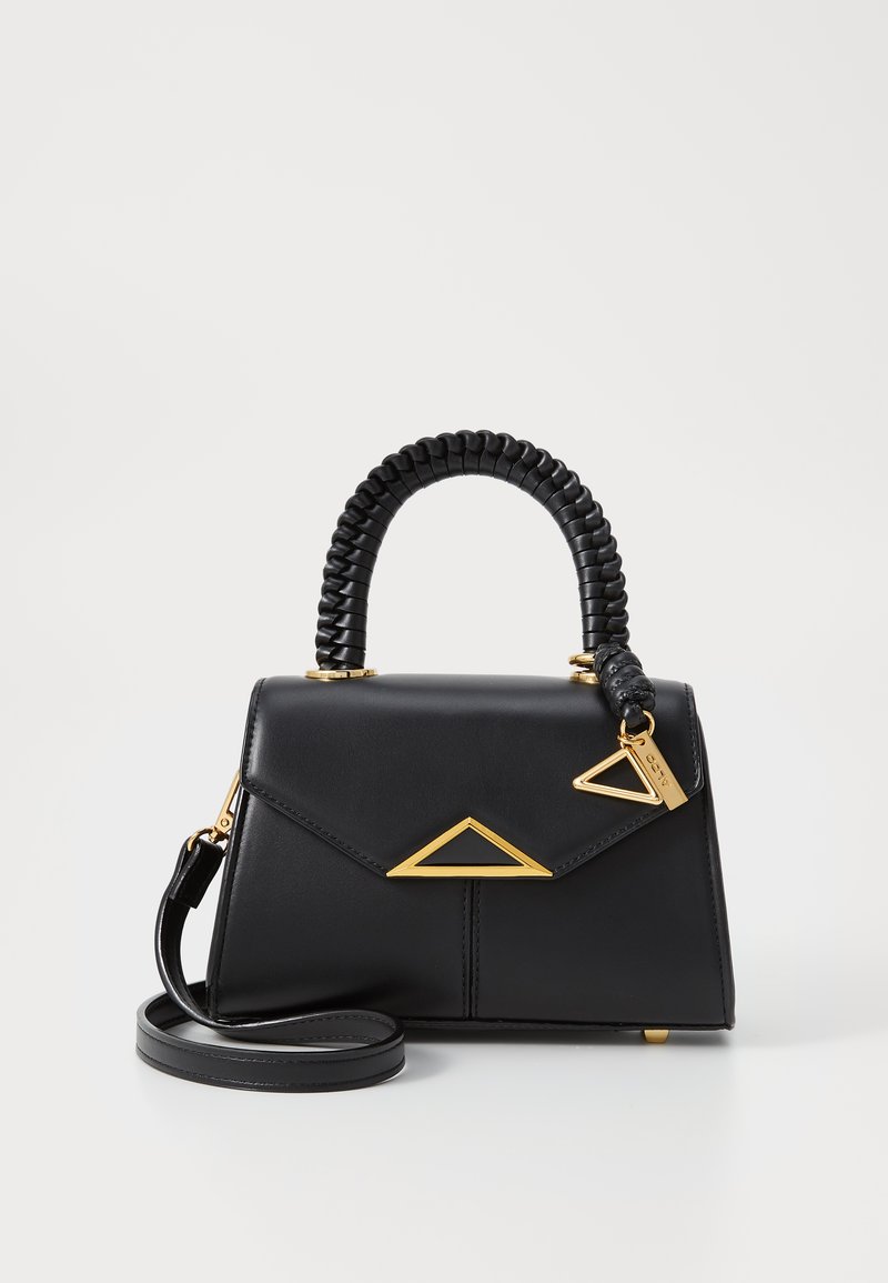 Borsa a mano in pelle nera con forma strutturata, manico superiore intrecciato, accessori triangolari in oro e tracolla rimovibile.