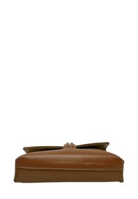 Karmelowa skórzana kopertówka o płaskim fasonie, z dekoracyjną kokardą z przodu, gładką teksturą i starannym przeszyciem wzdłuż brzegów.