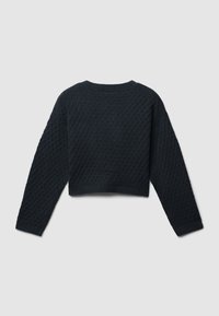 Maglione cropped nero con un motivo a nido d'ape testurizzato, maniche lunghe e scollo, polsini e orlo a coste, posato piano.