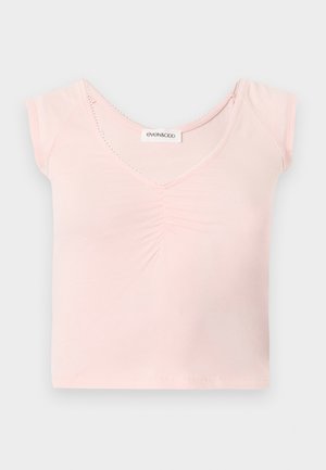 Γυναικείο ελαφρώς ροζ τοπ με κοντά μανίκια, V-λαιμόκοψη, ελαφριά ρυτίδωση μπροστά και ετικέτα «EVEN&ODD» στον λαιμό.