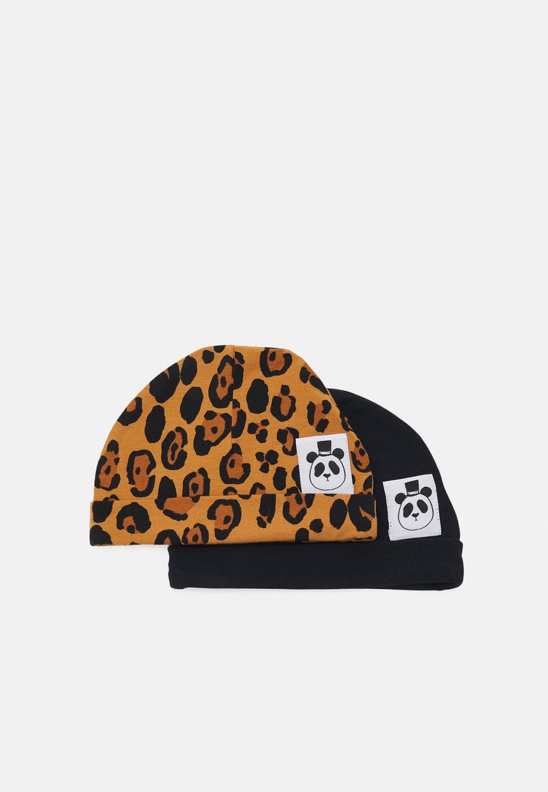 Dois gorros: um laranja com estampa de leopardo preta, o outro preto sólido, ambos com pequenos patches de logótipos de panda.