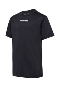 Svart kortärmad sportt-shirt gjord av mjuk, lättviktsmaterial, med en vit "HUMMEL"-logotyp över bröstet.