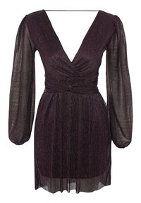 Fioletowa sukienka z głębokim dekoltem w literę V, przejrzystymi długimi rękawami, marszczonym pasem i teksturowanym, błyszczącym materiałem. Dopasowana góra z rozkloszowanym dołem.