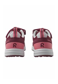 Bordowe buty sportowe z różowymi akcentami i białymi panelami z siatki. Posiadają regulowane paski oraz logo po boku, zaprojektowane z myślą o wygodzie i wsparciu.