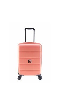 Korallenfarbener Hartschalen-Koffer mit strukturiertem geometrischem Muster, zwei schwarzen Rädern, ausziehbarem Griff und einem kleinen roten Schloss-Emblem.