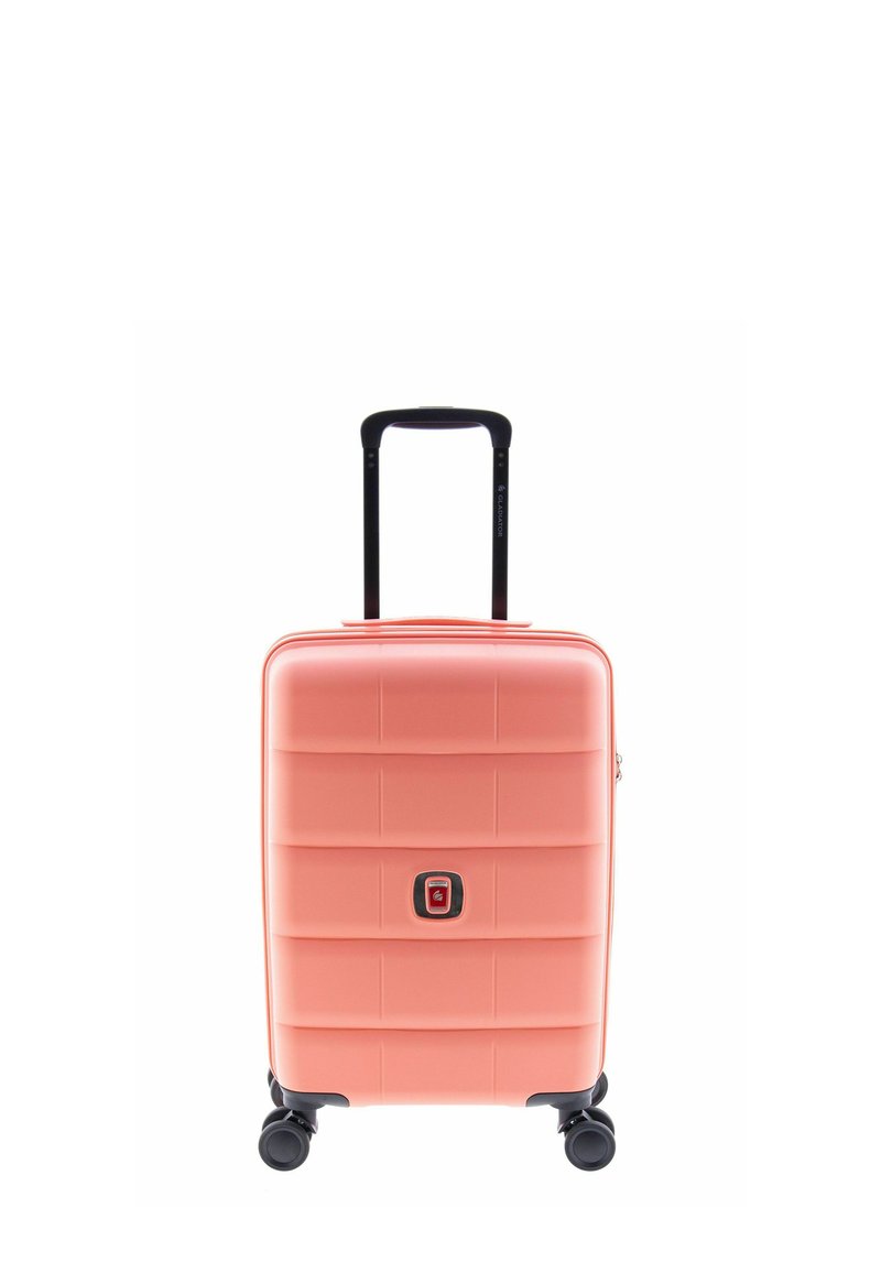 Korallenfarbener Hartschalen-Koffer mit strukturiertem geometrischem Muster, zwei schwarzen Rädern, ausziehbarem Griff und einem kleinen roten Schloss-Emblem.
