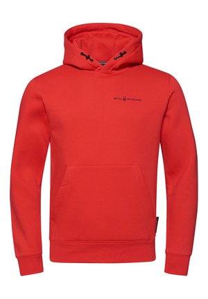 Sweatshirt à capuche rouge avec poche frontale et logo noir "Sail Racing" sur la poitrine, doté de cordons de serrage noirs sur la capuche.