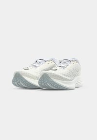 Laufschuhe mit einem leichten Mesh-Obermaterial in Weiß mit dezenten Texturen, ergänzt durch eine dickere, geformte hellblaue Sohle.