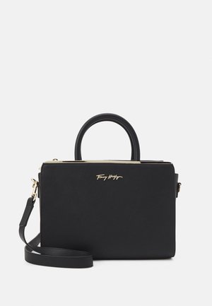 Schwarze rechteckige Handtasche mit zwei Griffen, abnehmbarem Schulterriemen und goldgeprägtem Markenlogo auf der Vorderseite.