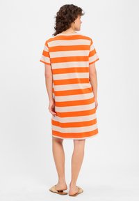 Kurzärmliges Kleid mit horizontalen Streifen in Orange und Creme, aus weichem Stoff, mit lockerem Schnitt und Länge über dem Knie.