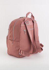 Mochila rosa empolvado con compartimentos de doble cremallera, correas de hombro ajustables, un asa superior y un pequeño bolsillo trasero con cremallera.