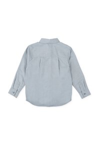 Camisa de manga larga azul claro con cuello abotonado, pliegues en la espalda, dobladillo curvado y puños de un solo botón. Tejido suave y texturizado.