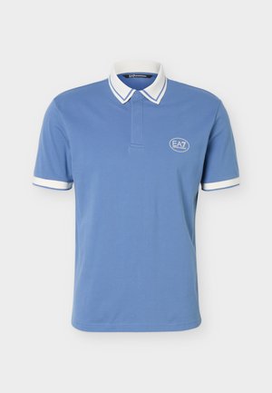 Sininen lyhythihainen poolopaita, jossa on valkoinen kaulus ja hihansuut sekä pieni EA7 Emporio Armani -logo vasemmassa rinnassa.