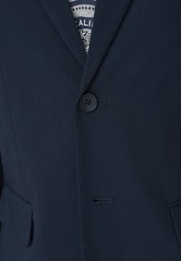 Marineblauer Blazer mit einer Zwei-Knopf-Verschluss, Reverskragen und Fronttaschen, aus strukturiertem Stoff gefertigt. Das Innere hat ein gemustertes Futter.