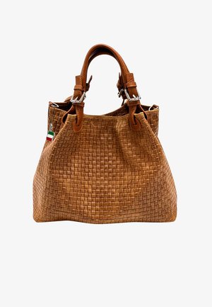 Hellbraune geflochtene Lederhandtasche mit zwei Griffen oben, silbernem Beschlag und einem kleinen Akzent in Form einer italienischen Flagge. Strukturierte Außenseite mit geräumigem Design.
