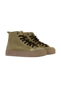 Zapatillas altas de ante en color caqui con cordones marrones, puntera redondeada y suela de goma beige. Presentan costuras y un logo de la marca en el lateral.
