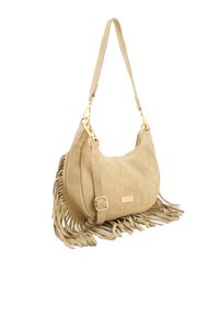Tan suède handtas met franje-accenten, gouden hardware en een enkele verstelbare schouderriem. Ritsopening aan de bovenkant voor veilige toegang.