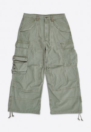 Pantaloni cargo verde chiaro con multiple tasche a patta, passanti per cintura, chiusura con bottoni e coulisse regolabili alle aperture delle gambe.