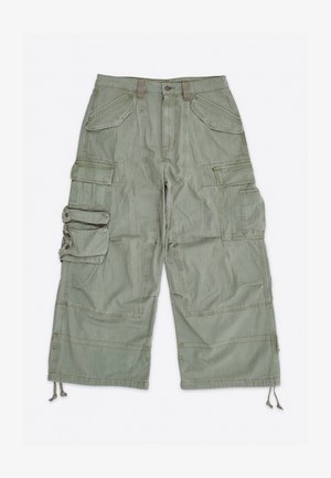 Pantaloni cargo verde chiaro con multiple tasche a patta, passanti per cintura, chiusura con bottoni e coulisse regolabili alle aperture delle gambe.