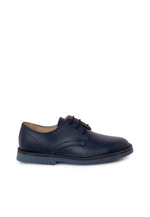 Chaussure derby pour homme en cuir noir avec lacets bleu marine et semelle en caoutchouc, vue latérale sur fond blanc.
