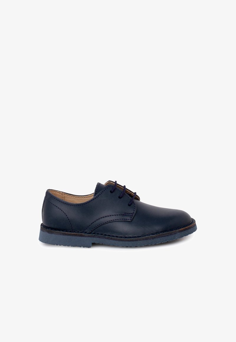 Zapato derby de cuero negro para hombre con cordones azul marino y suela de goma, vista lateral sobre fondo blanco.