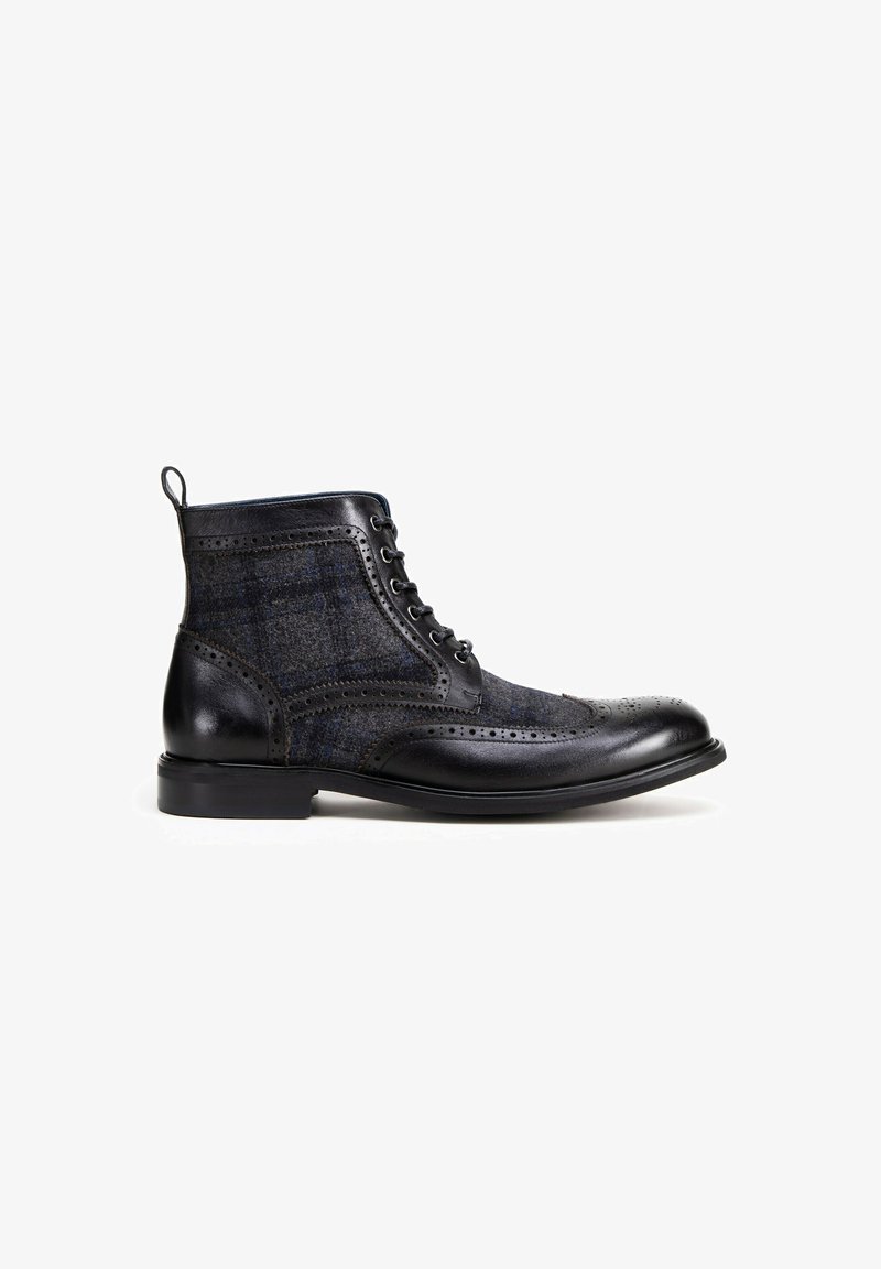 Schwarze Lederstiefelette mit karierter Stoffdetails, Brogue-Lochungen, schnürbarem Design und einer glatten, abgerundeten Zehenpartie.
