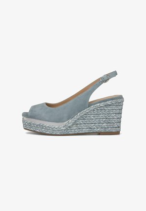 Sandale bleu suédé à talon compensé ouvert, avec semelle plateforme tressée et bride de cheville ajustable avec boucle argentée.