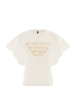 Weißes T-Shirt mit kurzen, weiten Ärmeln und goldener Aufschrift "WILLST DU EIN GEHEIMNIS WISSEN? Manila Grace."