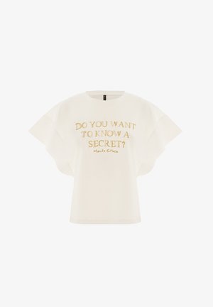T-shirt bianco a maniche corte con maniche larghe e testo dorato che recita "VUOI CONOSCERE UN SEGRETO? Manila Grace."