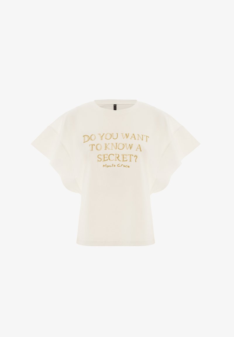 T-shirt bianco a maniche corte con maniche larghe e testo dorato che recita "VUOI CONOSCERE UN SEGRETO? Manila Grace."