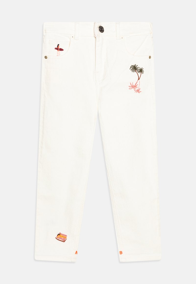 Jeans in denim bianco con palme ricamate e una tavola da surf sul davanti, con piccole toppe all'orlo e dettagli arancioni vivaci.