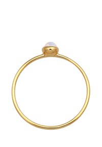 Goldring mit einem glatten, dünnen Band und einem runden, opaleszenten Stein, der in einer polierten Goldeinfassung oben eingesetzt ist.
