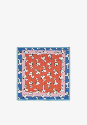Foulard carré avec centre rouge, bordures rose et bleue, couvert d'illustrations blanches répétées du chien Snoopy dans différentes poses.