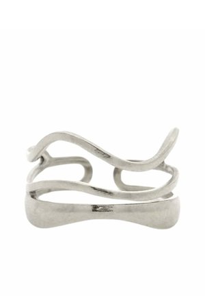 Anello a fascia aperto in argento con due linee parallele lisce e ondulate che formano un design astratto e moderno.