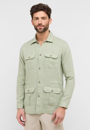 Camicia a maniche lunghe verde chiaro in lino con colletto alla francese, due taschini sul petto e una vestibilità comoda. Presenta dettagli con bottoni.