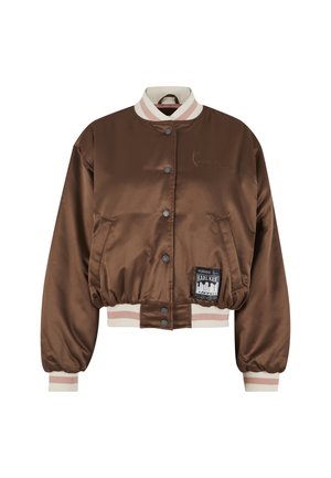 Giacca bomber marrone in raso con colletto a righe bianche e rosa, polsini, chiusura frontale con bottoni, tasche laterali e una toppa grafica nera sulla parte anteriore.