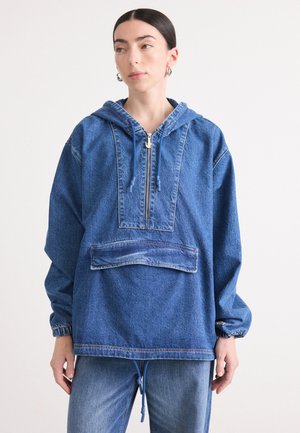 Hanorac din denim cu fermoar frontal, buzunar mare tip kenguru, tiv cu șnur și manșete elastice. Prezintă o croială lejeră și o nuanță de albastru mediu.